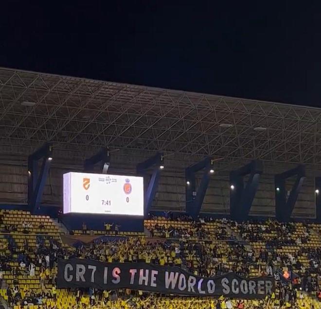 第7分钟3万球迷齐唱偶像名 C罗动容挥手致谢