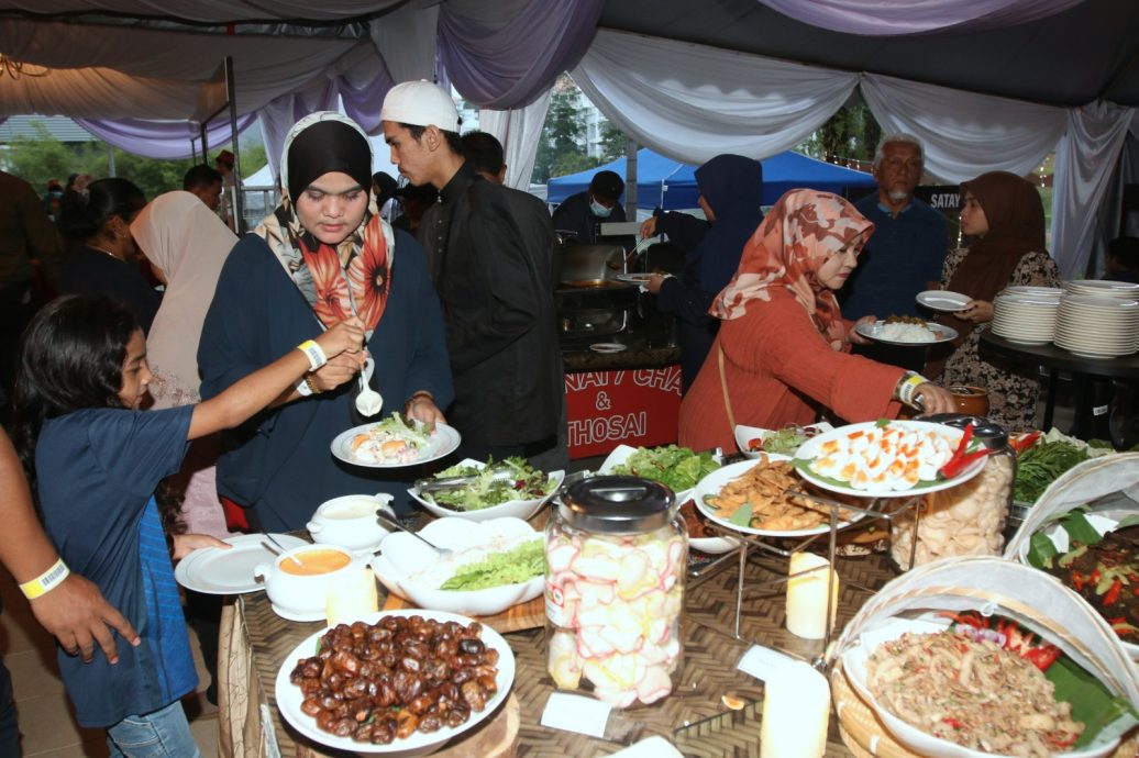 等穆斯林开斋时间才用餐 网红教师赞华裔同胞窝心