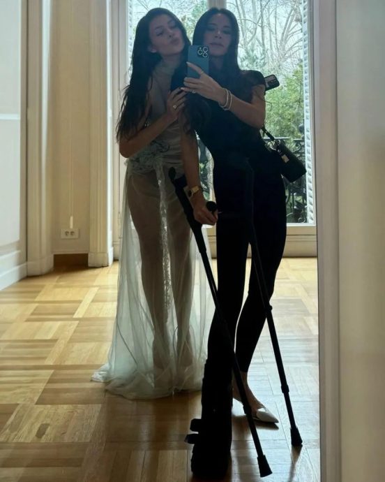 维多莉亚撑拐杖现身时装秀 动保人士举标语抗议