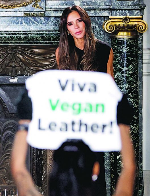 维多莉亚撑拐杖现身时装秀 动保人士举标语抗议