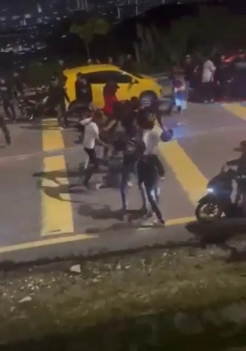 网传飚车族殴打视频 警吁民众提供情报