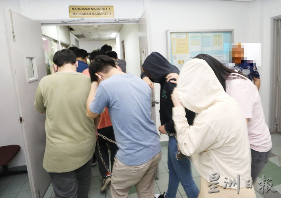 网赌集团61人分4批面控 17被告否认有罪