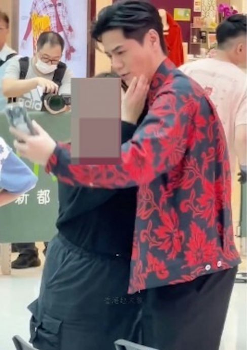 罗子溢合照粉丝 惨被捏脸秒吓坏