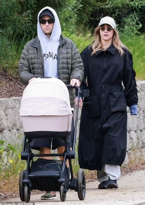 罗拔柏汀森当爸啦！ 推婴儿车现身“一家三口”被捕获