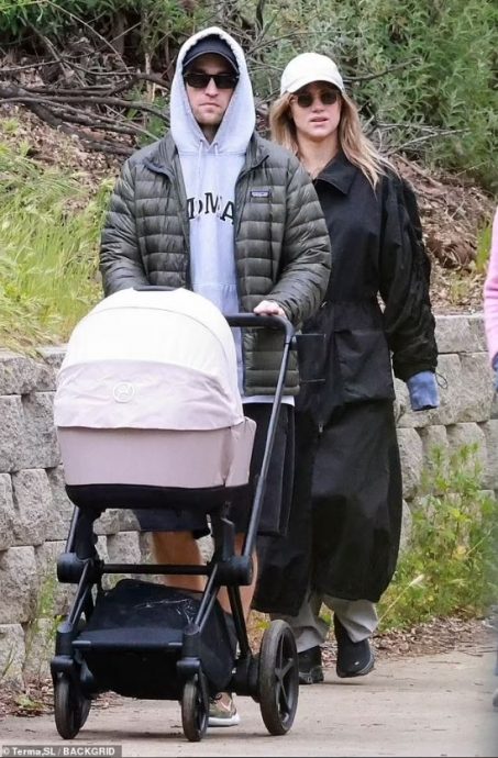 罗拔柏汀森当爸啦！ 推婴儿车现身“一家三口”被捕获
