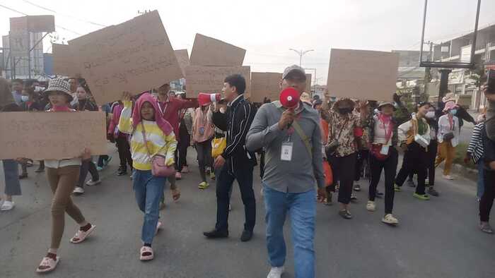 老板失踪工资没著落 金边4000厂工封路抗议