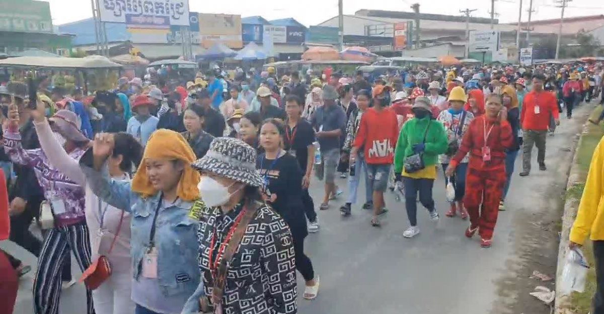 老板失踪工资没著落 金边4000厂工封路抗议