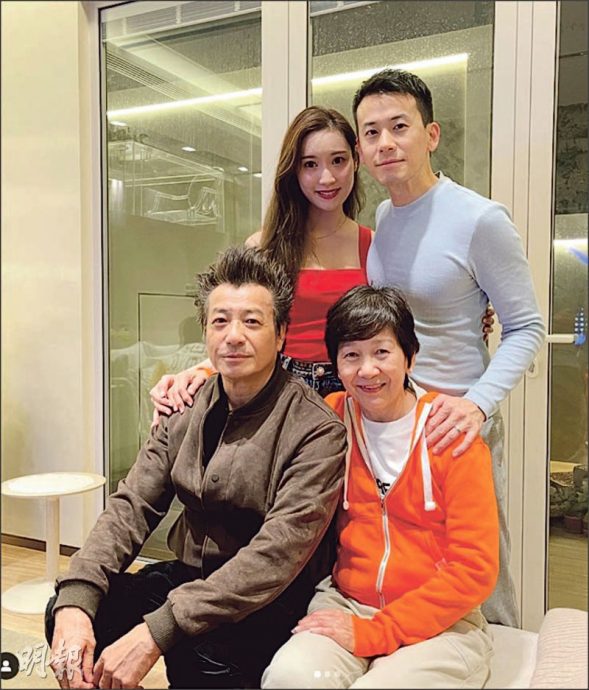  耳膜受损听力剩六成 76岁石修戴助听器