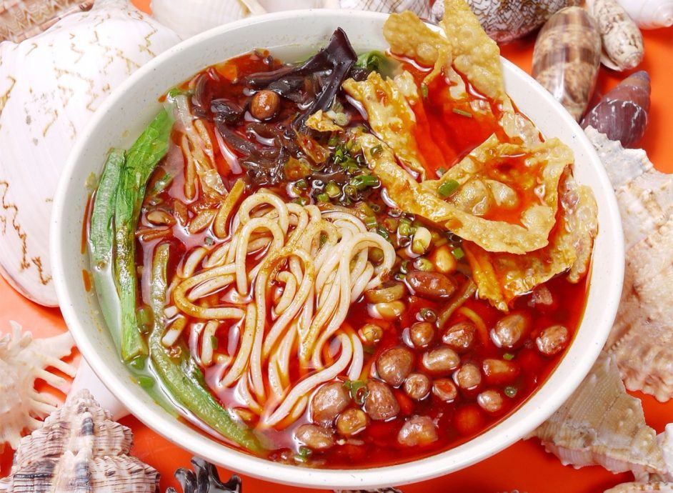 臭上加臭! 成都螺蛳粉店用增臭剂 检查员被熏出「痛苦面具」