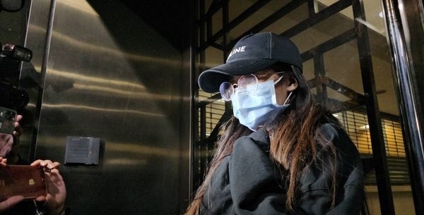 花花染毒强调:跟我老公没有关系 阿沁亲赴警局检验