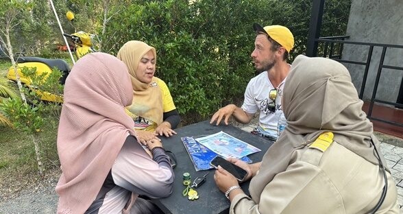 英国男子从北跑到南 为泰国贫困儿童募捐