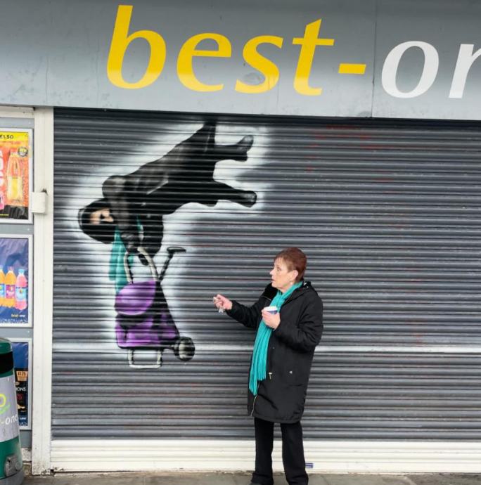 英国阿嬷被倒挂悬空2公尺爆红 还被画成涂鸦