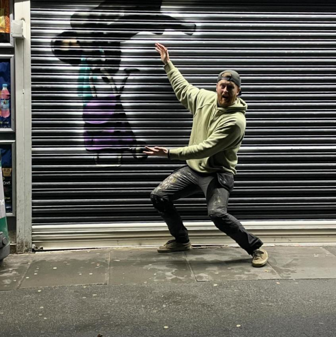 英国阿嬷被倒挂悬空2公尺爆红 还被画成涂鸦