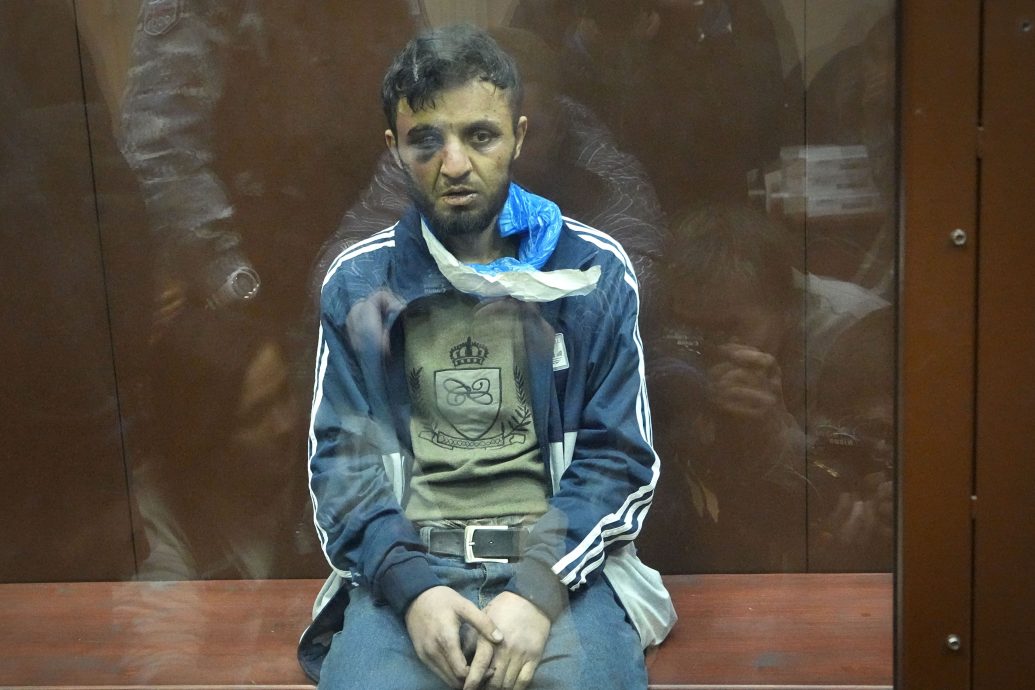 莫斯科音乐厅恐袭4嫌提堂 眼瘀脸肿 坐轮椅上庭