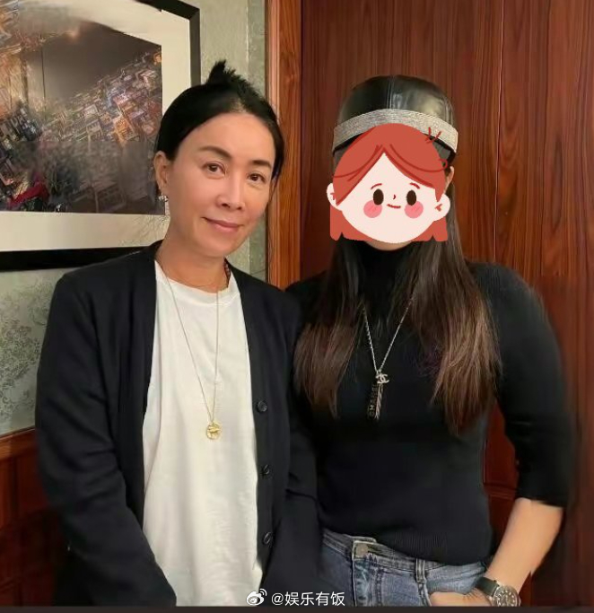 被封杀8个月罕与粉丝合影 那英脸小一圈判若两人