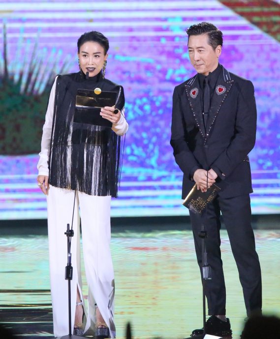 被封杀8个月罕与粉丝合影 那英脸小一圈判若两人