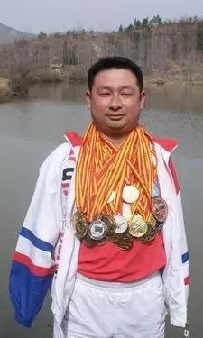 被武汉地铁索残疾证无双臂男子身份不简单 世界冠军、企业家……