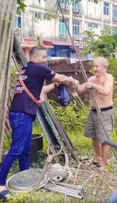 视频 | 华裔老翁摘芒果大方送友族 网民:大马种族和谐本就美好!