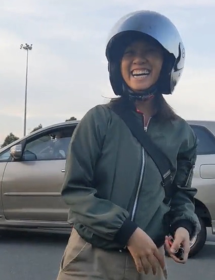 视频 | 女骑士见轿车抛锚 主动送食物:给你们开斋!