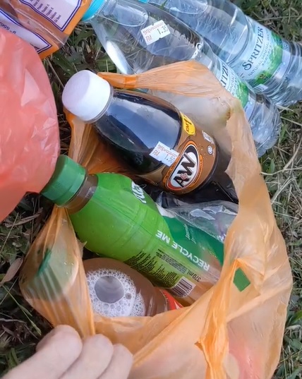 视频 | 女骑士见轿车抛锚 主动送食物:给你们开斋!