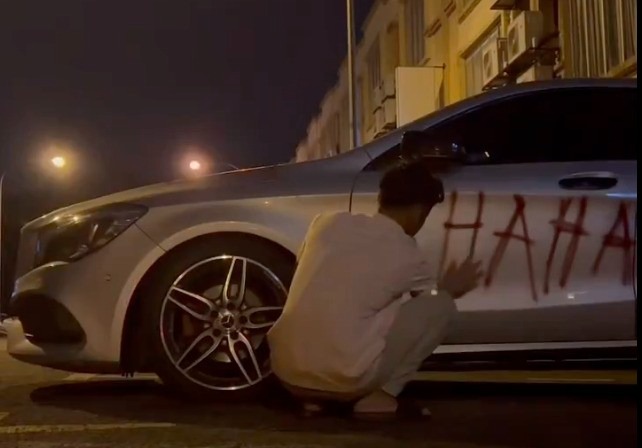 视频 | 寻仇报复还是恶作剧？新车被喷红漆车主心痛