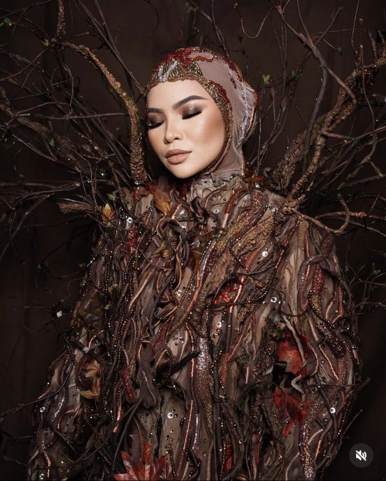 视频 | 常以奇装异服掀话题 马来女歌手这次当“枯树”