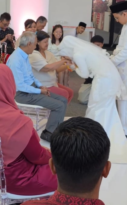 视频 | 敬茶领红包吻父母双手 华裔娶巫裔跨族婚礼温馨感人