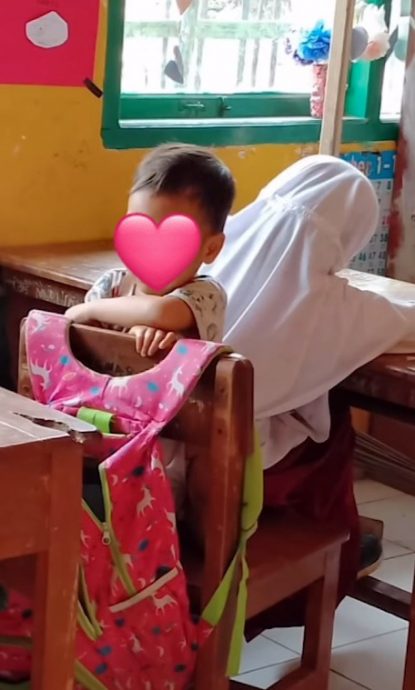 视频 | 母癌逝弟没人看顾 9岁小姐姐带他上学网民心酸