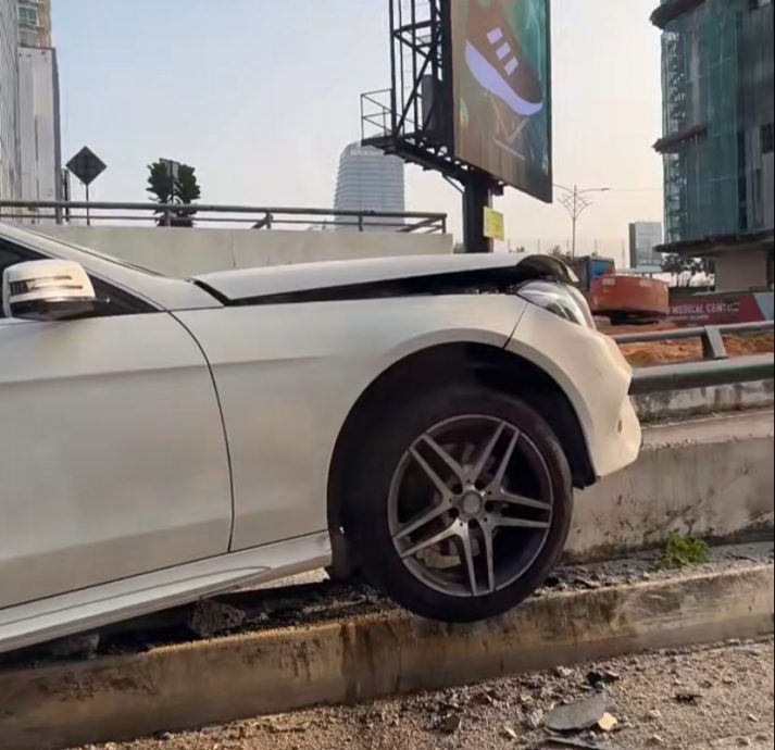 视频| 罕见车祸!马赛地撞上分界堤 网民不解问“怎么撞的?”