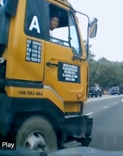 视频 | 罗里司机抽烟突换道 害2摩托撞车众人尖叫