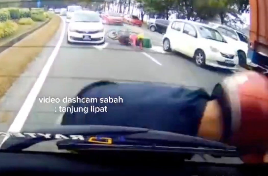 视频 | 罗里司机抽烟突换道 害2摩托撞车众人尖叫