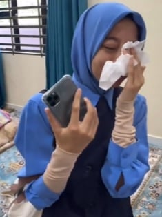 视频 | 考完SPM父亲送iPhone 15! “女儿18岁才拥有手机”