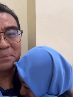 视频 | 考完SPM父亲送iPhone 15! “女儿18岁才拥有手机”