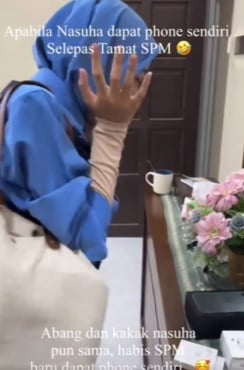 视频 | 考完SPM父亲送iPhone 15! “女儿18岁才拥有手机”