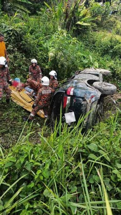 视频 | 超车时被撞轿车失控翻覆 一家四口紧急送院