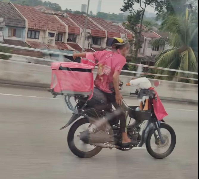 视频 | 骑摩托双手松开没抓手柄 送餐员一脸自信吓坏民众