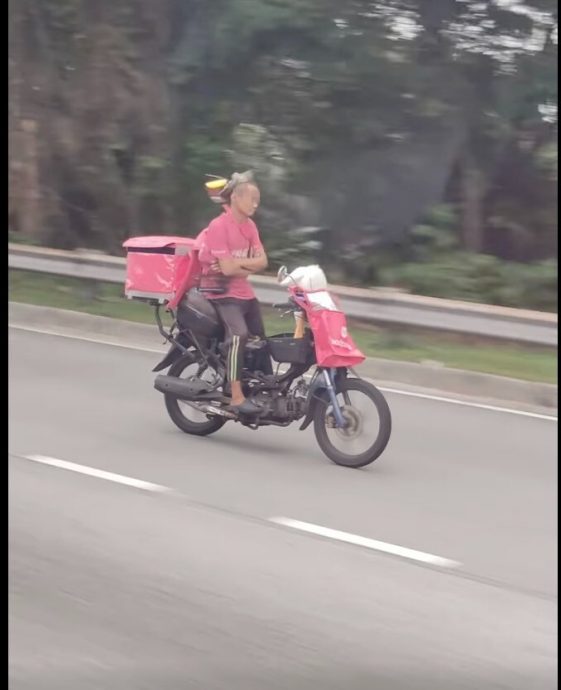 视频 | 骑摩托双手松开没抓手柄 送餐员一脸自信吓坏民众