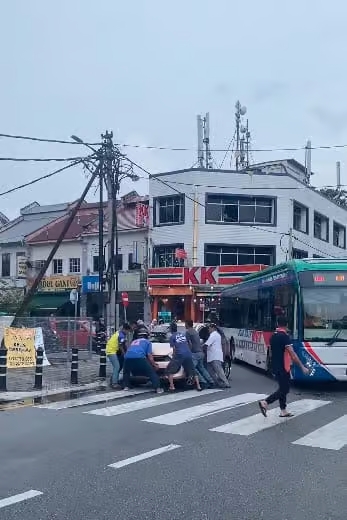 视频|Axia乱停路口阻巴士转弯 网民轰:警方请拖车!