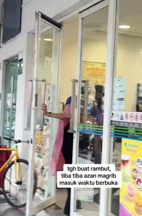 视频|开斋时间顾不得头发未染好 女子戴发夹锡箔纸跑商店买食物