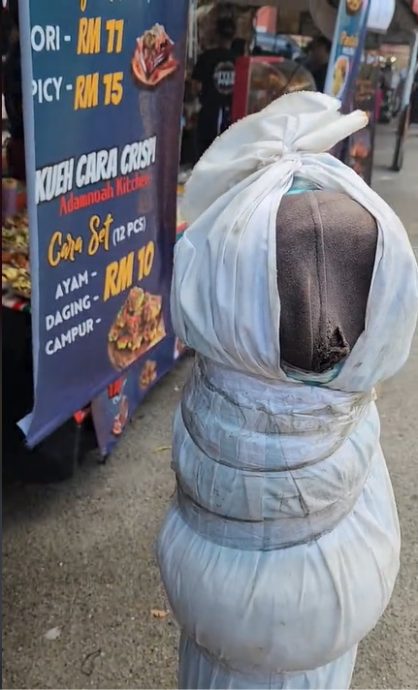 视频|斋戒月商贩推“重口味”食品 “马来僵尸煎饼”你敢吃吗?