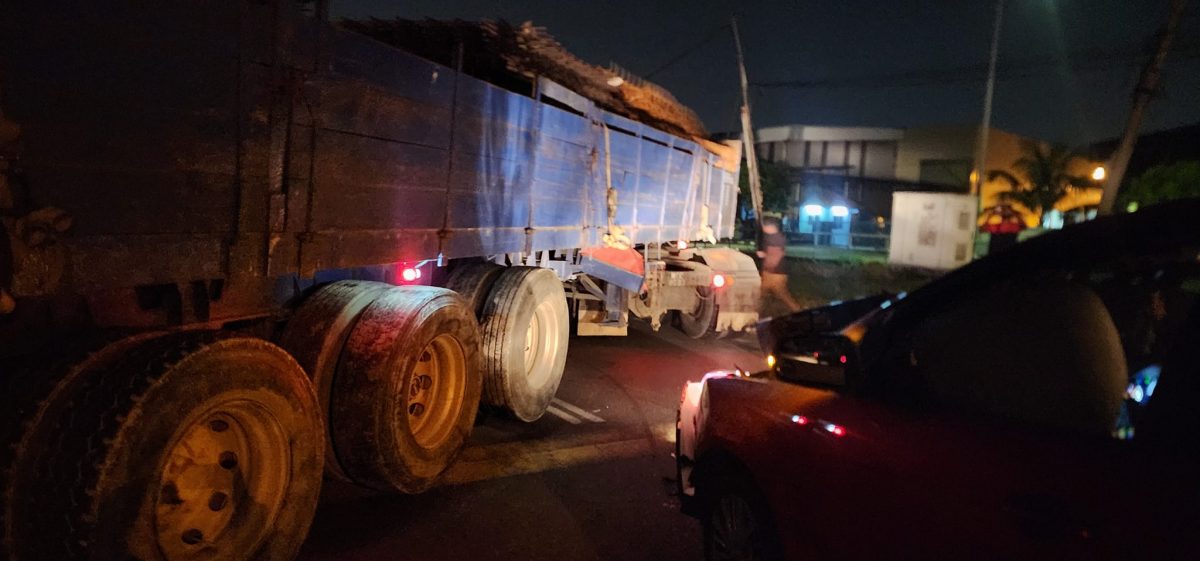 视频|清晨开车猛撞拖格罗里 女司机死里逃生直呼“太幸运”