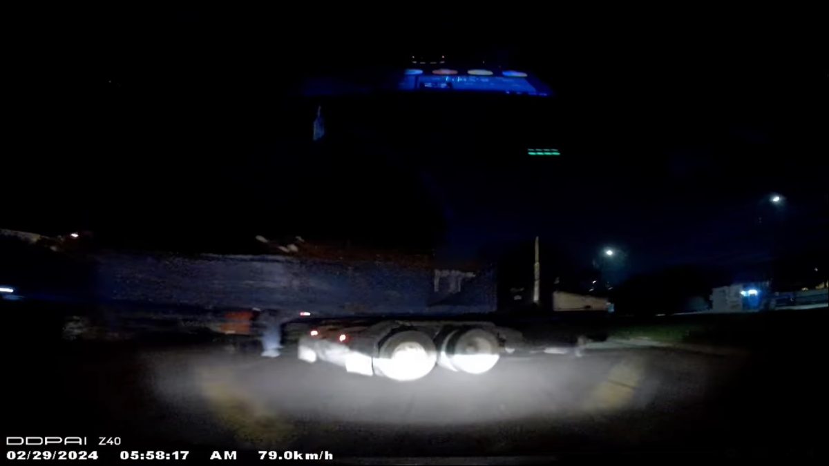 视频|清晨开车猛撞拖格罗里 女司机死里逃生直呼“太幸运”