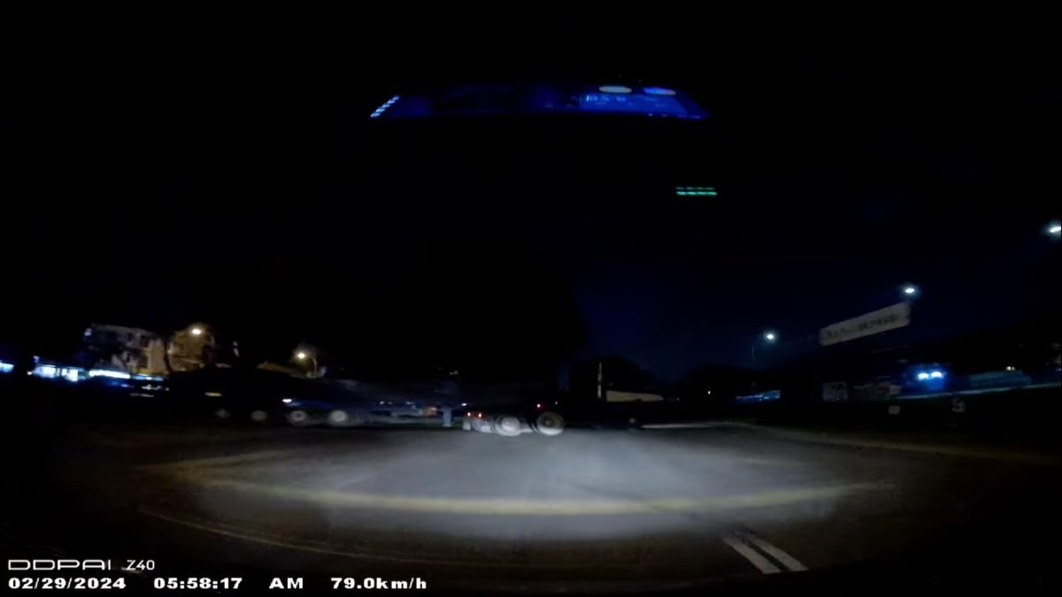 视频|清晨开车猛撞拖格罗里 女司机死里逃生直呼“太幸运”