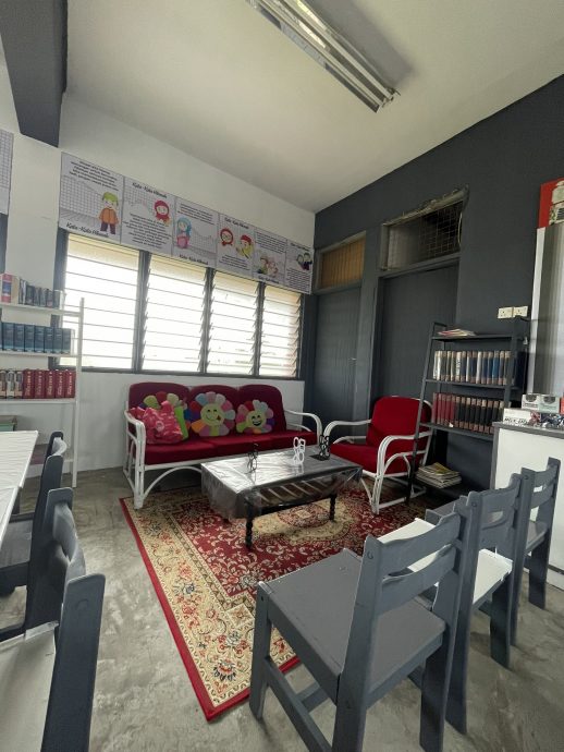 视频|营造快乐学习氛围 教师利用奖金美化课室