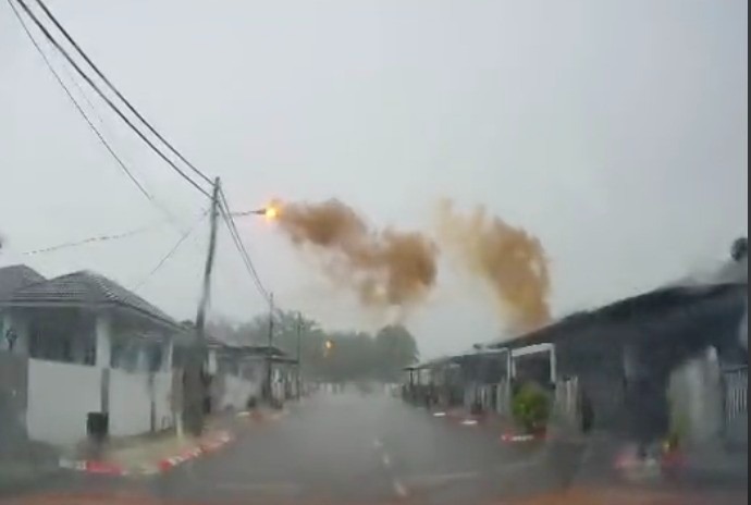 视频|雷雨天闪电直击屋顶 爆火光冒黑烟画面吓人