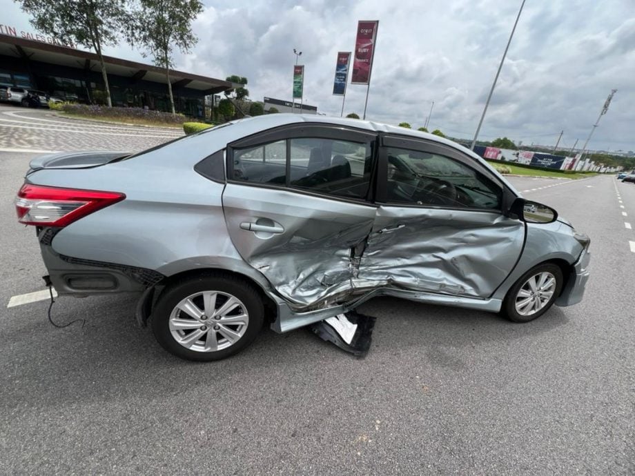 视频|Vios直接停路口被撞 Tesla安全气囊全弹出!