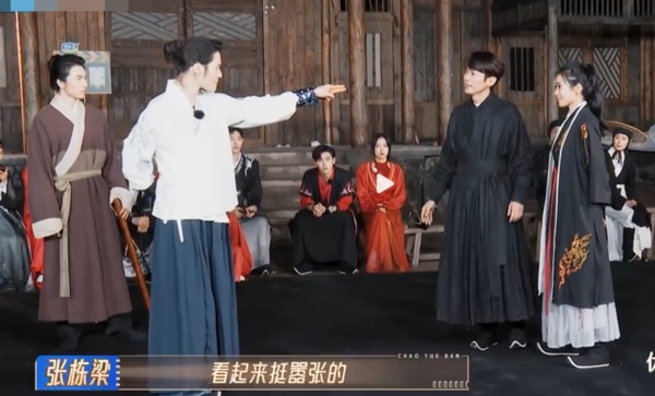 试戏突嘟嘴亲吻吓傻张栋樑 网喊话向佐:放开这个男人