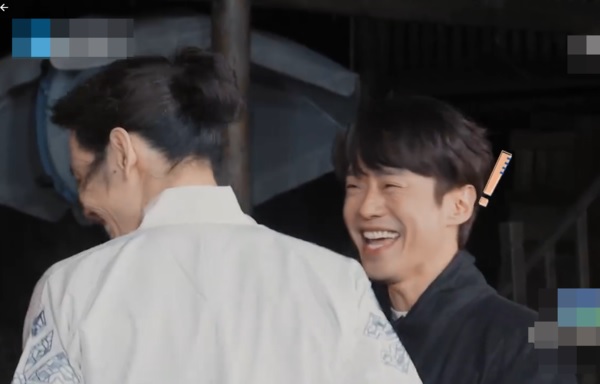 试戏突嘟嘴亲吻吓傻张栋樑 网喊话向佐:放开这个男人