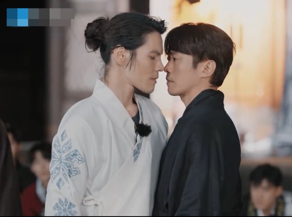 试戏突嘟嘴亲吻吓傻张栋樑 网喊话向佐:放开这个男人