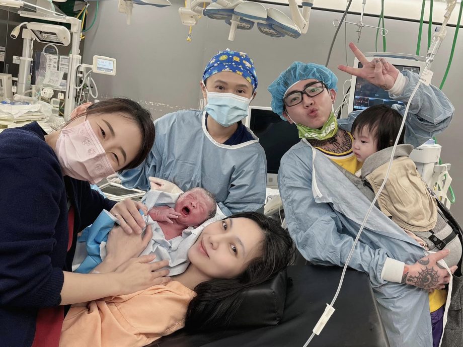 谢和弦带大女儿陪产 晒一家四口全家福